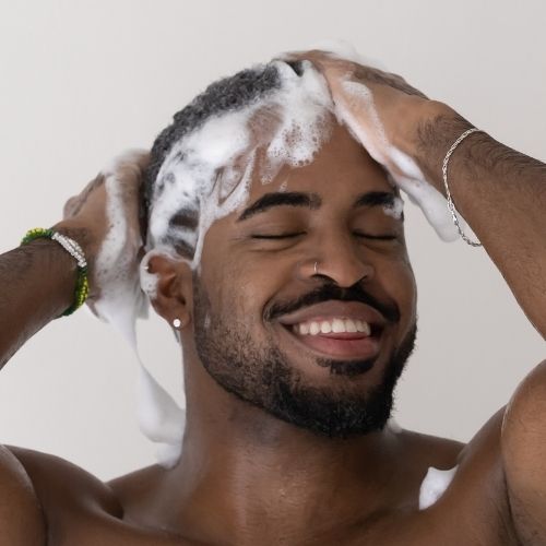 Comment laver correctement ses cheveux