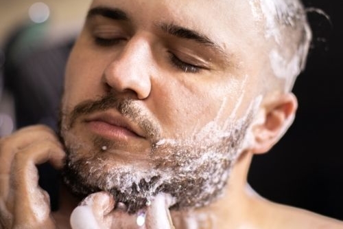 Comment laver votre barbe