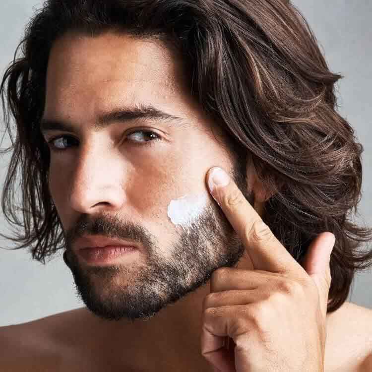 Homme qui utilise un baume à barbe LPDLB