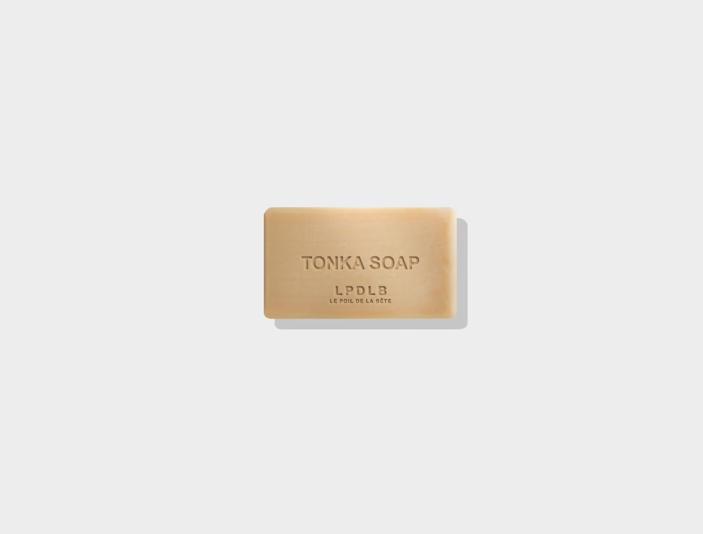 Homme qui lave sont visage avec le savon tonka lpdlb